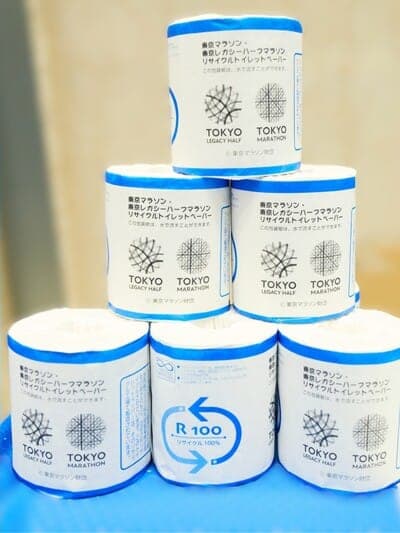 給水所で使用した紙コップを回収している写真