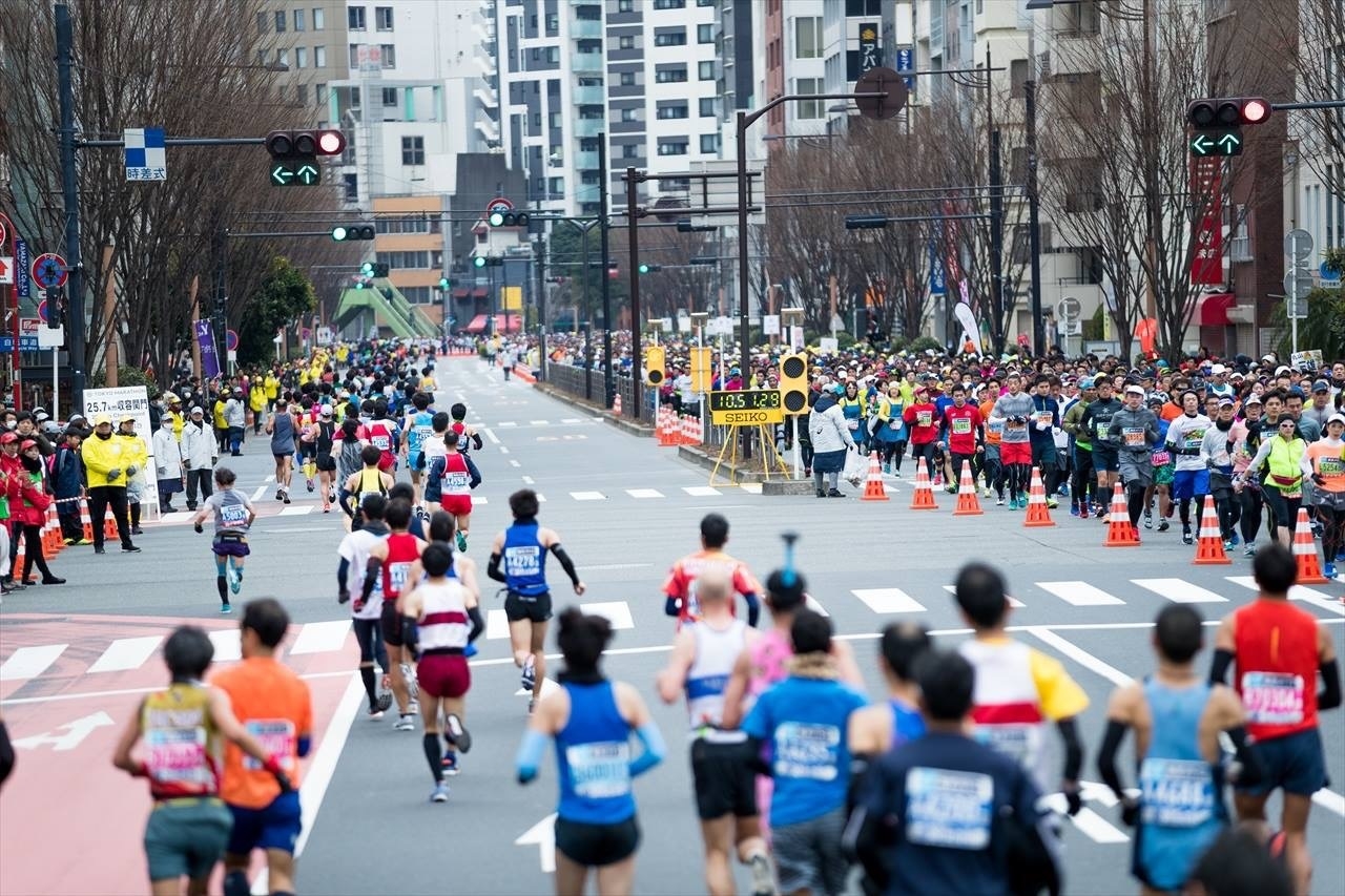 Токийский марафон. Марафон Токио 2021. Марафонцы в Японии. Токио марафон фото.